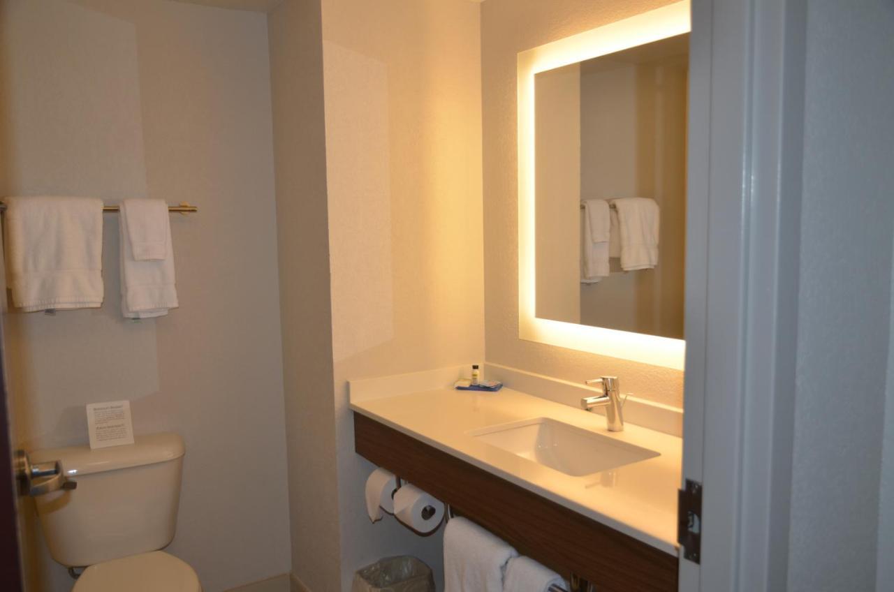 Holiday Inn Express Hotel & Suites Rochester By Ihg Екстериор снимка