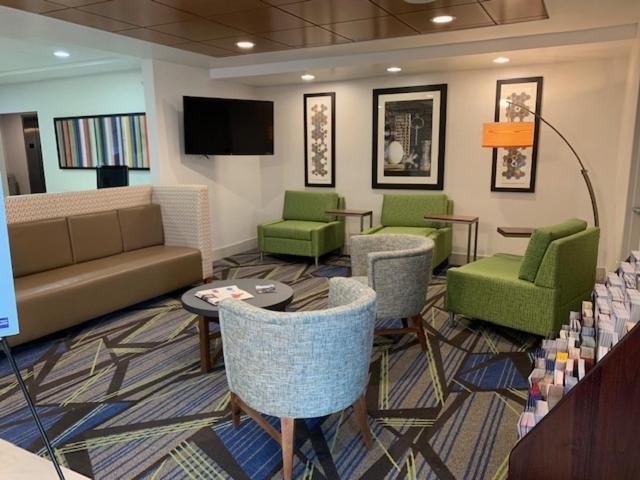Holiday Inn Express Hotel & Suites Rochester By Ihg Екстериор снимка