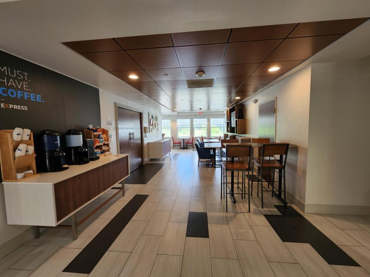 Holiday Inn Express Hotel & Suites Rochester By Ihg Екстериор снимка