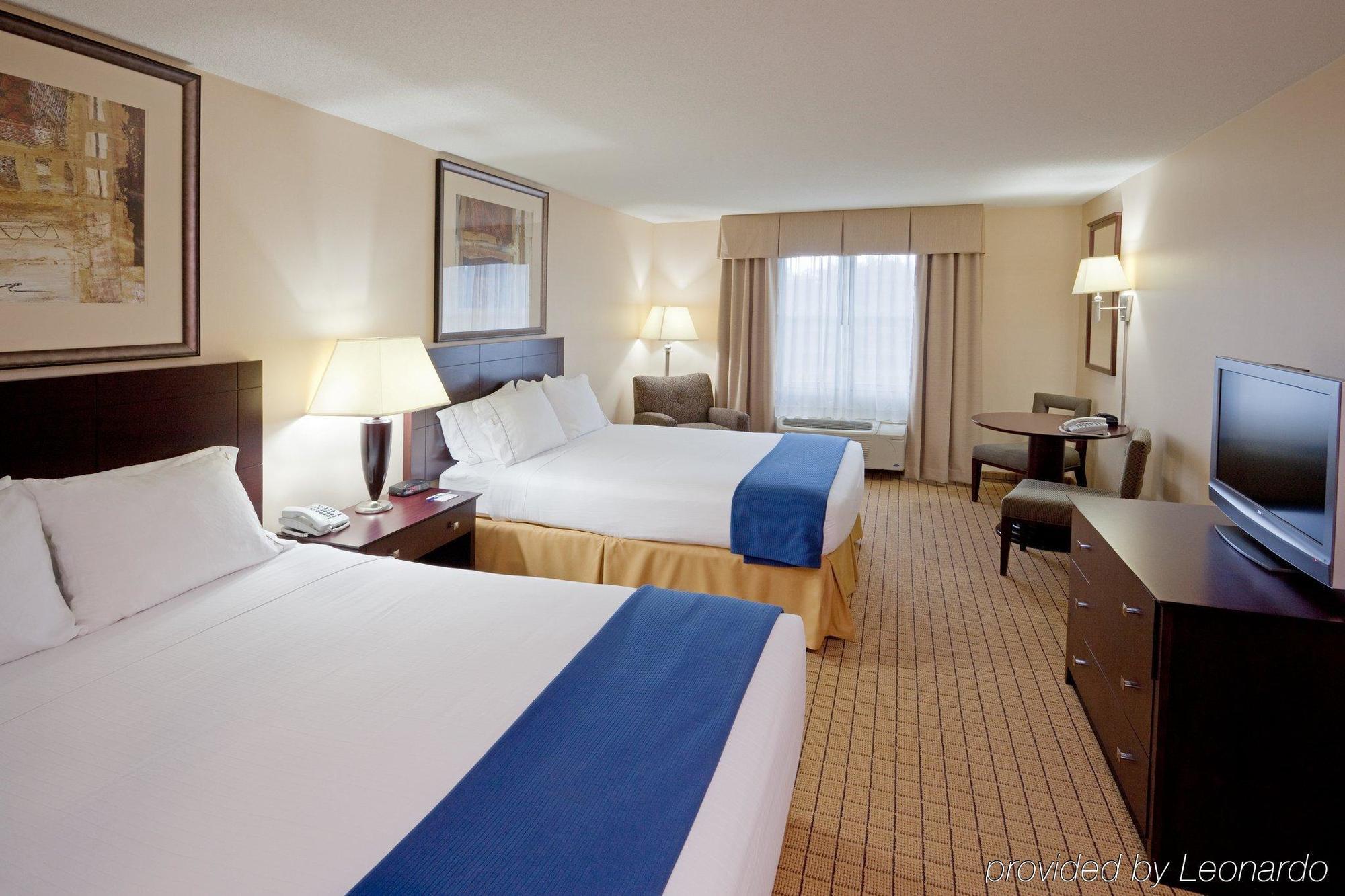 Holiday Inn Express Hotel & Suites Rochester By Ihg Стая снимка