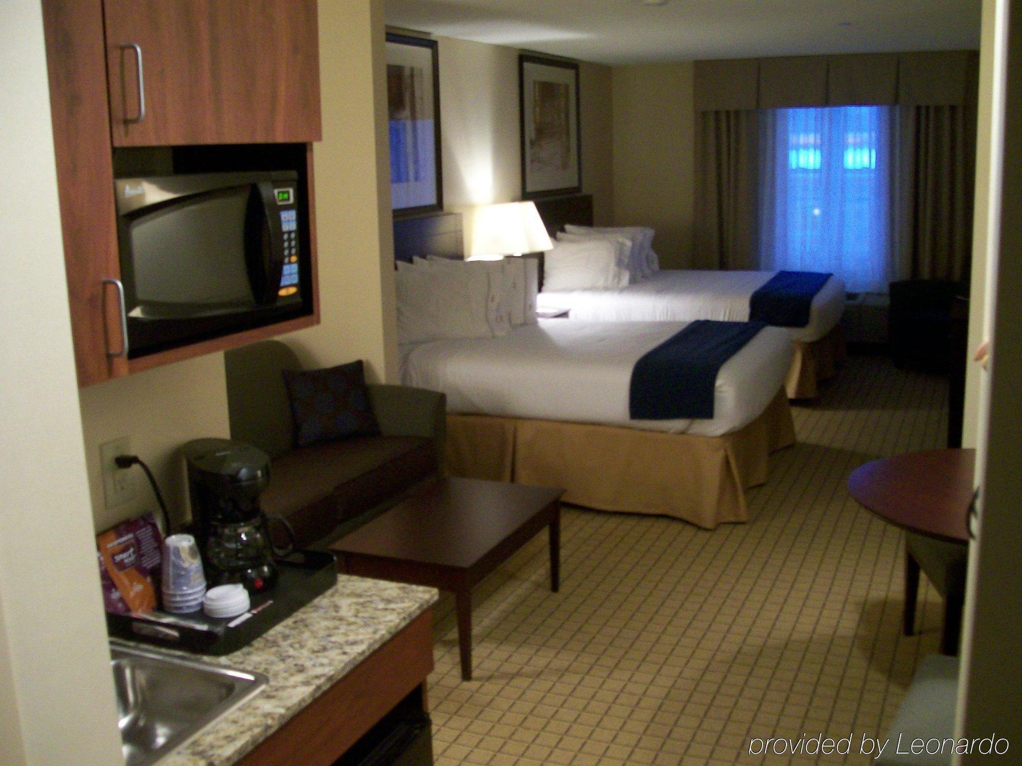 Holiday Inn Express Hotel & Suites Rochester By Ihg Стая снимка