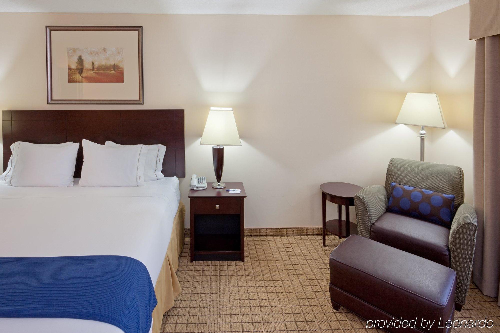 Holiday Inn Express Hotel & Suites Rochester By Ihg Стая снимка