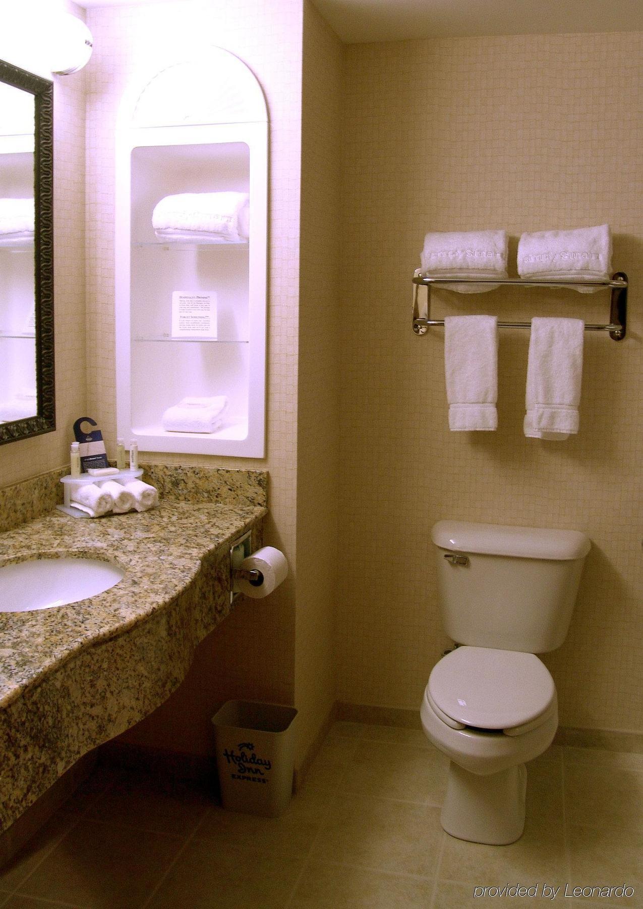 Holiday Inn Express Hotel & Suites Rochester By Ihg Стая снимка